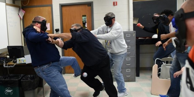 Une simulation de fusillade dans un établissement scolaire lors d'un entraînement à Levittown, en Pennsylvanie, le 3 novembre 2015