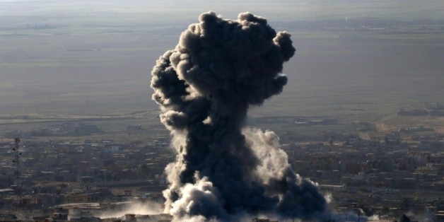 Colonne de fumée le 12 novembre 2015 sur la ville de Sinjar dans le nord de l'Irak que les forces kurdes irakiennes veulent reprendre au groupe Etat islamique (EI)