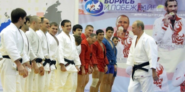 Vladimir Poutine échange avec un groupe de judokas à l'issue d'une séance d'entraînement, le 2 décembre 2010 à St-Pétersbourg