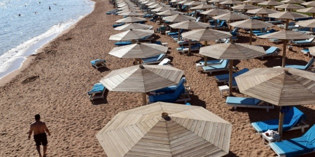 Un touriste longe des transats sur une plage de Charm-el-Cheikh en Egypte le 10 novembre 2015