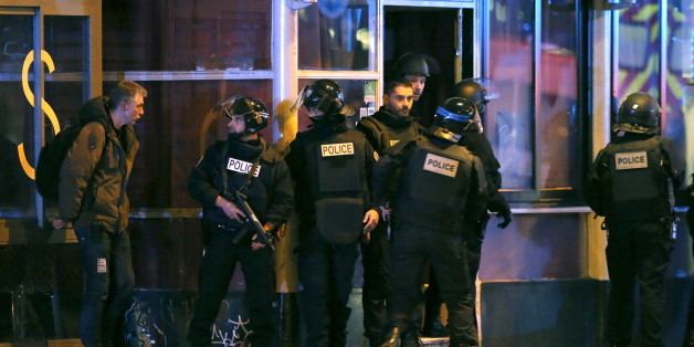 Le kamikaze et preneur d'otages français du Bataclan a été identifié. Il s'agirait de Omar Ismaïl Mostefaï. (Photos: des policiers près du Bataclan, avant de donner l'assaut).