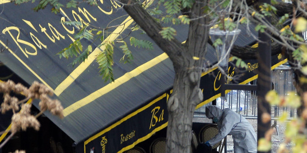 Un enquêteur travaille à l'extérieur du Bataclan, le samedi 14 novembre à Paris.