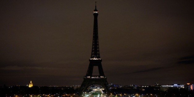 La Tour Eiffel est éteinte en signe de solidarité avec les victimes des attentats à Paris le 14 novembre 2015