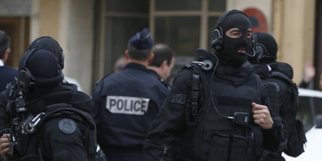 Série de perquisitions anti-terroristes à Bobigny, Toulouse et Grenoble (photo: des policiers du Raid à Nice en avril)