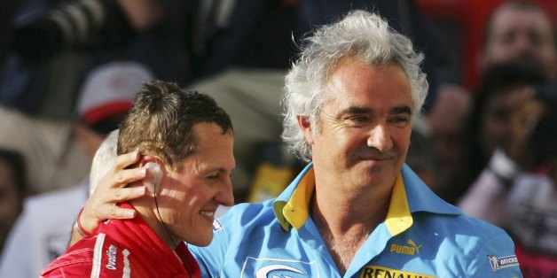 Diese Aufnahme entstand beim großen Preis von Bahrain im März 2006: Obwohl Briatore und Schumacher für verschiedene Teams kämpfen, gratuliert der Ex-Boss seinem Schützling