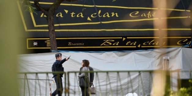 La façade de la salle de concert du Bataclan est encore cachée pour les besoins de l'enquête, le 15 novembre 2015 à Paris