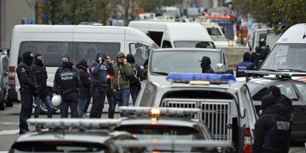 Police officers man a cordon as an operation takes place in the Molenbeek district of Brussels on November 16, 2015. Belgian police launched a major new operation in the Brussels district of Molenbeek, where several suspects in the Paris attacks had previously lived, AFP journalists said. Armed police stood in front of a police van blocking a street in the run-down area of the capital while Belgian media said officers had surrounded a house. Belgian prosecutors had no immediate comment.. AFP PH