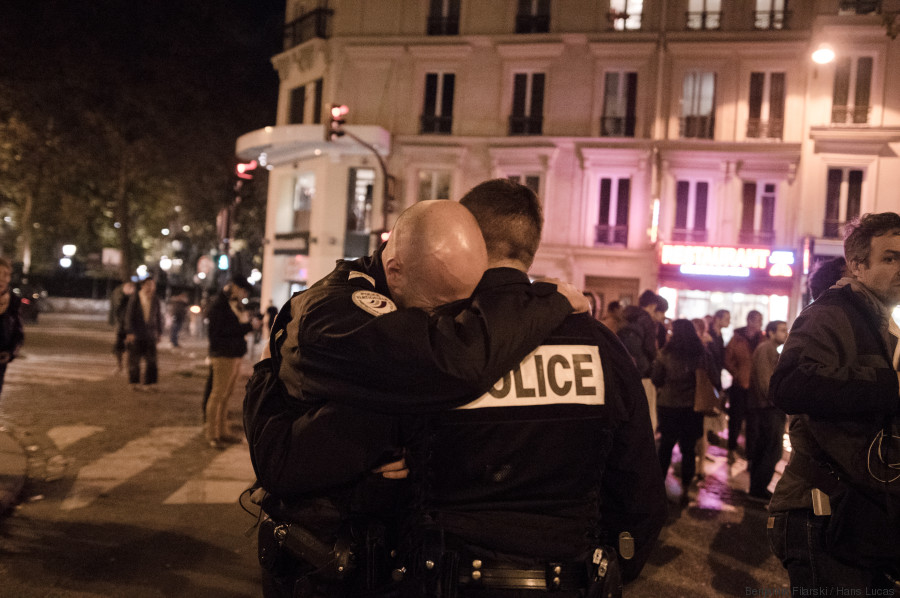 PHOTO. L'émotion De Deux Policiers Photographiée à Paris Au ...