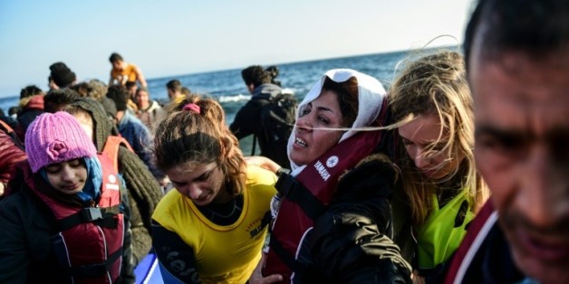 Des migrants et des réfugiés arrivent sur l'île grecque de Lesbos le 17 novembre 2015