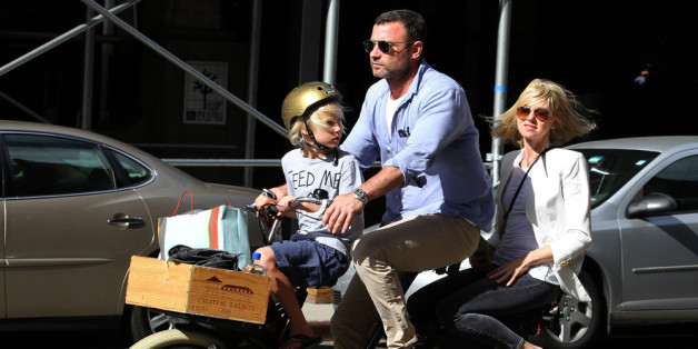 Naomi Watts stilsicher beim biken.