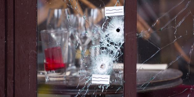 Einschusslöcher am Café "Bonne Biere" nahe der Rue de la Fontaine au Roi in Paris