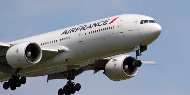 Boeing 777-200.
Air France and KLM Royal Dutch Airlines have been a single company for a number of years, hence the Air France KLM lettering just below the flight deck windows.
While Toronto is generally a bigger air travel market than Montreal (within Canada) for most airlines, not so for Air France. Air France has 3 daily Paris-Montreal-Paris flights, but just one daily Paris-Toronto-Paris flight.
This is flight AF356 Paris Charles de Gaulle to Toronto Lester B. Pearson.