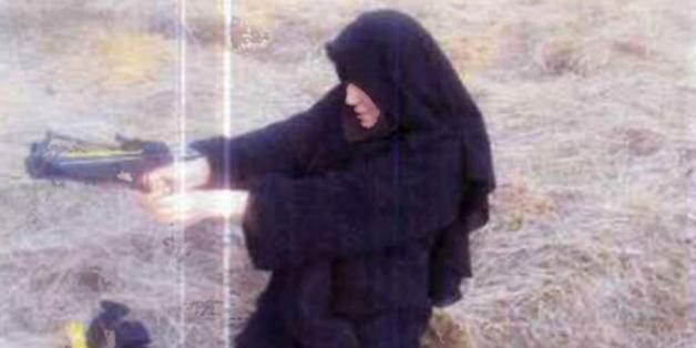 Hayat Boumeddiene, la compagne de Coulibaly, en train de s'entraîner à l’arbalète dans le Cantal.