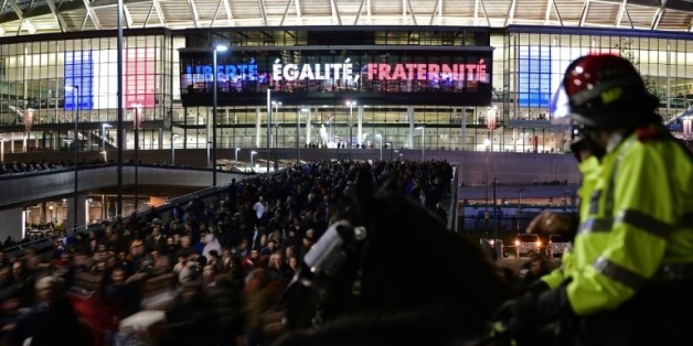 La police montée surveille le stade de Wembley le 17 novembre 2015 avant le match Angleterre/France