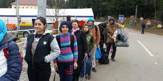 FOCUS Online begleitete eine syrische Familie die ersten 24 Stunden auf ihrem Weg in Deutschland. Hier wartet sie noch auf der österreichischen Seite am Grenzübergang Passau-Wegscheid.