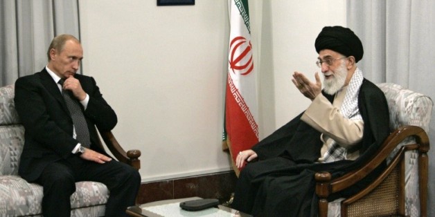 Le président russe Vladimir Poutine (g) et le guide suprême Ali Khamenei, la plus haute autorité politique et religieuse d'Iran, également chef suprême des armées, lors de leur précédente rencontre, le 17 octobre 2007 à Téhéran
