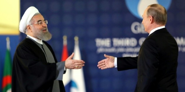 Le président iranien Hassan Rouhani (g) et son homologue russe Vladimir Poutine, le 23 novembre 2015, à Téhéran