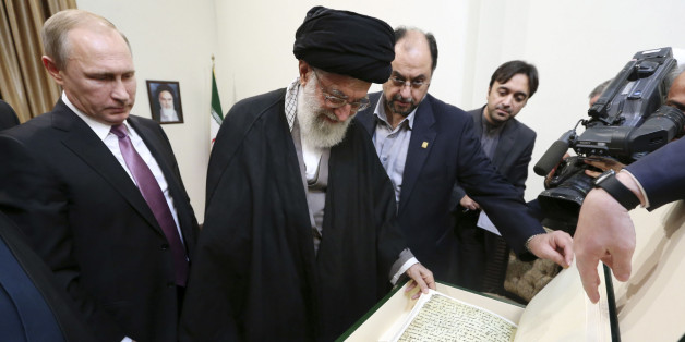 Vladimir Poutine a remis en cadeau à Ali Khamenei un des plus anciens manuscrits du Coran.