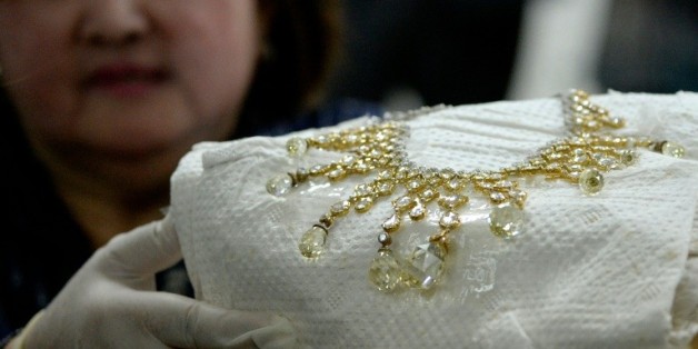 Un des bijoux saisis par le gouvernement philippin chez l'ancienne Première dame Imelda Marcos, présenté au siège de la banque centrale à Manille, le 24 novembre 2015