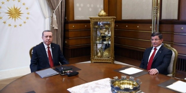 Photo publiée par la présidence turque montrant le président turc Recep Tayyip Erdogan (g) et le Premier ministre Ahmet Davutoglu à Ankara le 24 novembre 2015