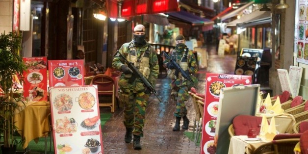 Des soldats belges patrouillent dans une rue de Bruxelles, le 24 novembre 2015