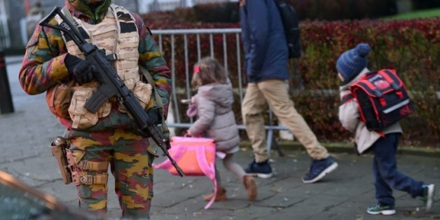 Un soldat belge devant l'entrée d'une école qui a rouvert ses portes, le 25 novembre 2015 à Bruxelles