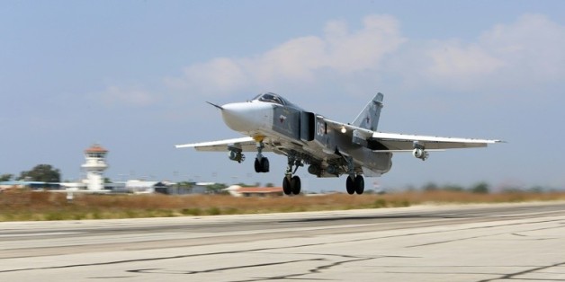 Un bombardier russe Sukhoi Su-24 décolle de la base aérienne de Hmeimim, dans la province de Lattaquié, en Syrie, le 3 octobre 2015