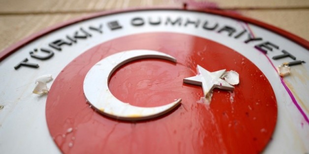 Des oeufs envoyés sur les symboles de la Turquie, à l'ambassade turque à Moscou, le 25 novembre 2015, après une manifestation de Russes réagissant après que l'armée turque a abattu un chasseur russe