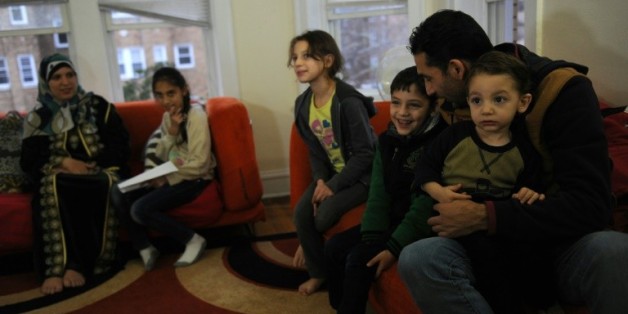 Safa Mshymish (g), Ismil Alrife (2e en partant de la droite) et leurs enfants Rama (2L), Noor (C), Malath (3R), and Ameer dans leur appartement de Chicago, le 20 novembre 2015