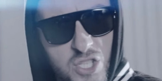 "POL1Z1STENS0HN a.k.a. Jan Böhmermann" in seinem Youtube-Clip "Ich hab Polizei"
