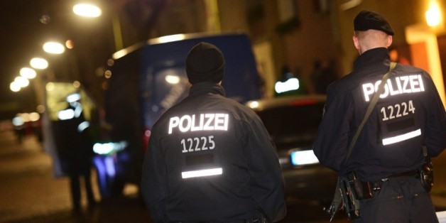 Des officiers de police allemands à Britz, dans la banlieue de Berlin, le 26 novembre 2015