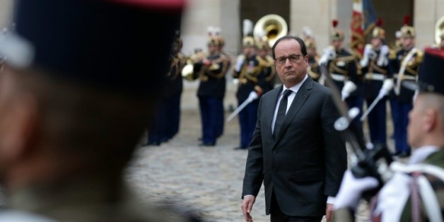 Le président François Hollande lors d'une cérémonie militaire le 19 novembre 2015 dans la cour des Invalides à Paris