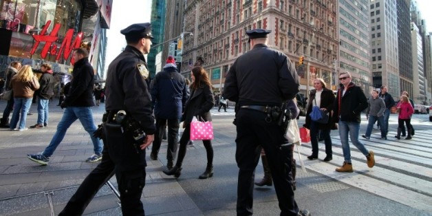 Des policiers patrouillent à Times Square, à New York, le 25 novembre 2015
