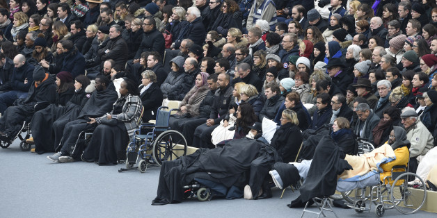 Des centaines de victimes des attentats du 13 novembre et leurs proches reçus à l'Ecole militaire