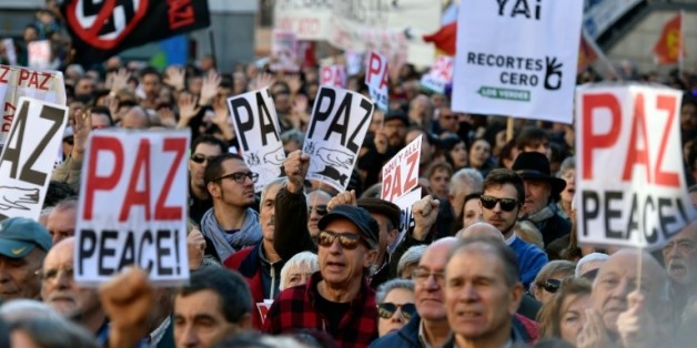 Plusieurs milliers de personnes manifestent à Madrid contre un engagement de l'Espagne dans le conflit syrien, le 28 novembre 2015