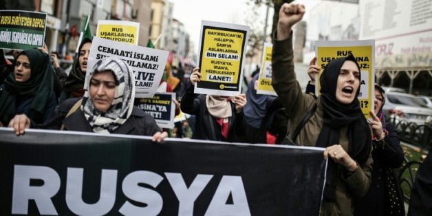 Des manifestants brandissent des pancartes contre la politique russe en Syrie, à Istanbul le 27 novembre 2015