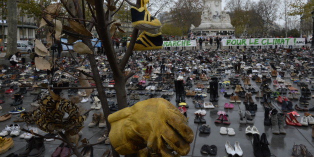 Privés de marche pour le climat avant la COP21, ils recouvrent la place de la République de chaussures