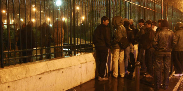 POUR ILLUSTRER LE PAPIER D'INGRID BAZINET - 'A PARIS, UN JARDIN PUBLIC DEVENU DORTOIR POUR EXILES AFGHANS' - Des réfugiés afghans s'apprêtent à franchir les grilles du square Villemin à Paris le 26 mars 2009 pour aller dormir. Après la fermeture en 2002 du centre de demandeurs d'asile de Sangatte (Pas-de-Calais), des migrants somaliens, kurdes, irakiens, ou encore afghans, toujours plus nombreux, se sont éparpillés dans l'hexagone dans des conditions très précaires.