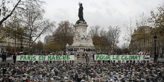 Des centaines de paires de chaussures place de la République, à Paris, dans le cadre d'un rassemblement symbolique à l'appel de l'ONG Avaaz
