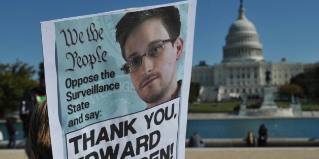 Des manifestants brandissent une affiche en soutien à Edward Snowden à Washington le 26 octobre 2013