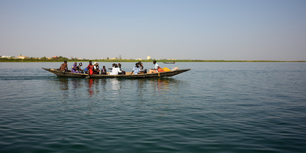 Traversée du fleuve Sénégal à Rosso.
<a href="http://l-ours.tumblr.com/post/82576434539/the-school-run-2014-senegal-jours-22-et-23" rel="nofollow">more pics</a>