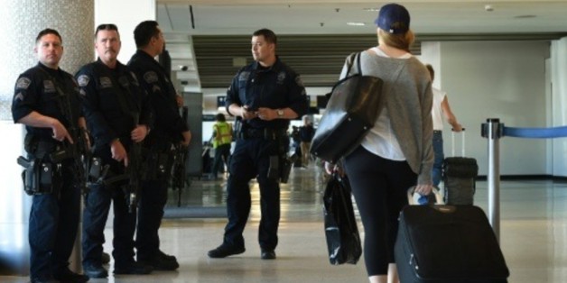 Des policiers lourdement armés en faction à l'aéroport international de Los Angeles, en Californie, le 25 novembre 2015