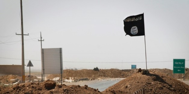 Un drapeau du groupe Etat islamique flotte le 11 septembre 2014 à Rashad, en Irak