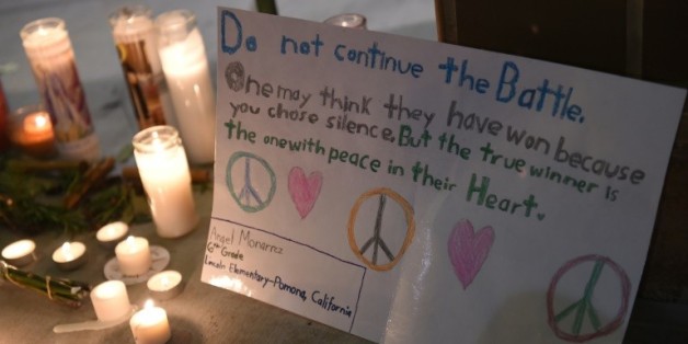 Des messages et des bougies déposés en hommage aux victimes de la fusillade de San Bernardino, le 3 décembre 2015 en Californie