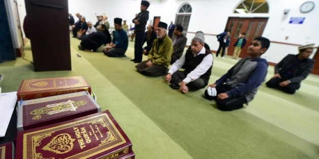 Des mulsumans prient à la mosquée de Chino lors d'une veillée à la mémoire des victimes de la fusillade de San Bernardino, le 3 décembre 2015