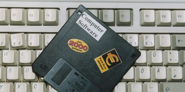 (GERMANY OUT) Eine 3,5 Zoll-Diskette von Imation liegt auf einer Computertastatur. Auf der Diskette steht 'Jahr 2000 geeignet' und 'auch Euro-geeignet'. Die Tastatur enthält noch nicht das Euro Zeichen auf der E-Taste. Das Bild symbolisiert die nötigen Computerumstellungen auf die neue europäische Währung Euro und das Jahr 2000. . (Photo by Becker & Bredel/ullstein bild via Getty Images)