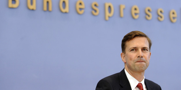 Der neue Regierungssprecher Steffen Seibert, aufgenommen am Montag, 16. August 2010, in Berlin in der Bundespressekonferenz waehrend seiner ersten Regierungs-Pressekonferenz. Der ehemalige ZDF-Moderator folgt in dem Amt auf Ulrich Wilhelm, der zum Bayerischen Rundfunk wechselt. (apn Photo/Berthold Stadler)