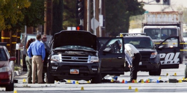 Des enquêteurs recherchent des indices sur la véhicule utilisé par le couple d'origine pakistanaise auteur de la fusillade de San Bernardina, le 3 décembre 2015 en Californie