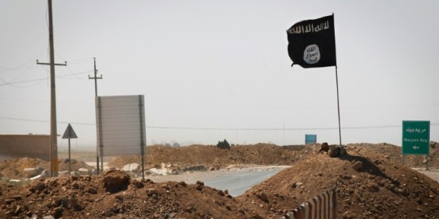 Un drapeau du groupe Etat islamique flotte le 11 septembre 2014 à Rashad, en Irak