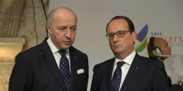 Le ministre des Affaires étrangères Laurent Fabius et le président de la république François Hollande à La Valette à Malte, le 11 novembre 2015